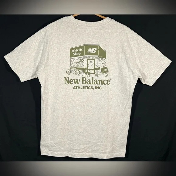 New Balance Athletics Shop Men’s Storefront Graphic Tee Dog Walking Gray Size L - Picture 5 of 11